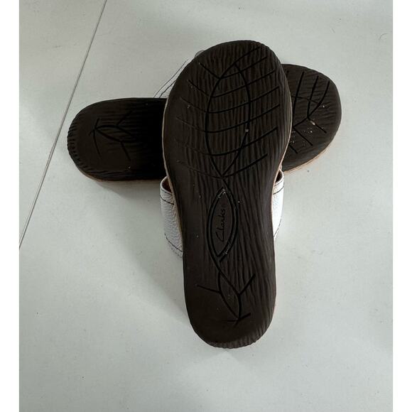 Clarks Artisan White Leather Floral Wedge Thong Sandals Women's 7M - Picture 8 of 9